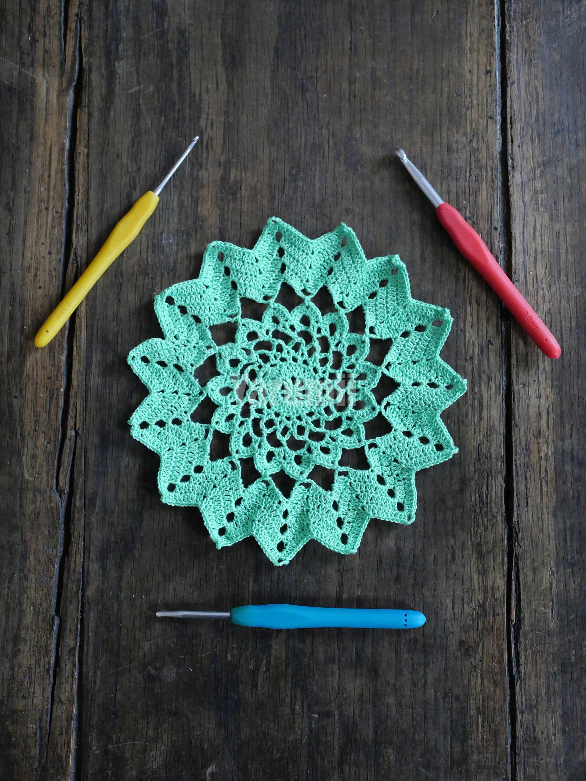 Napperon à 15 branches (vert) au crochet - Yarumii Napperon à 15 branches (vert) au crochet - Yarumii