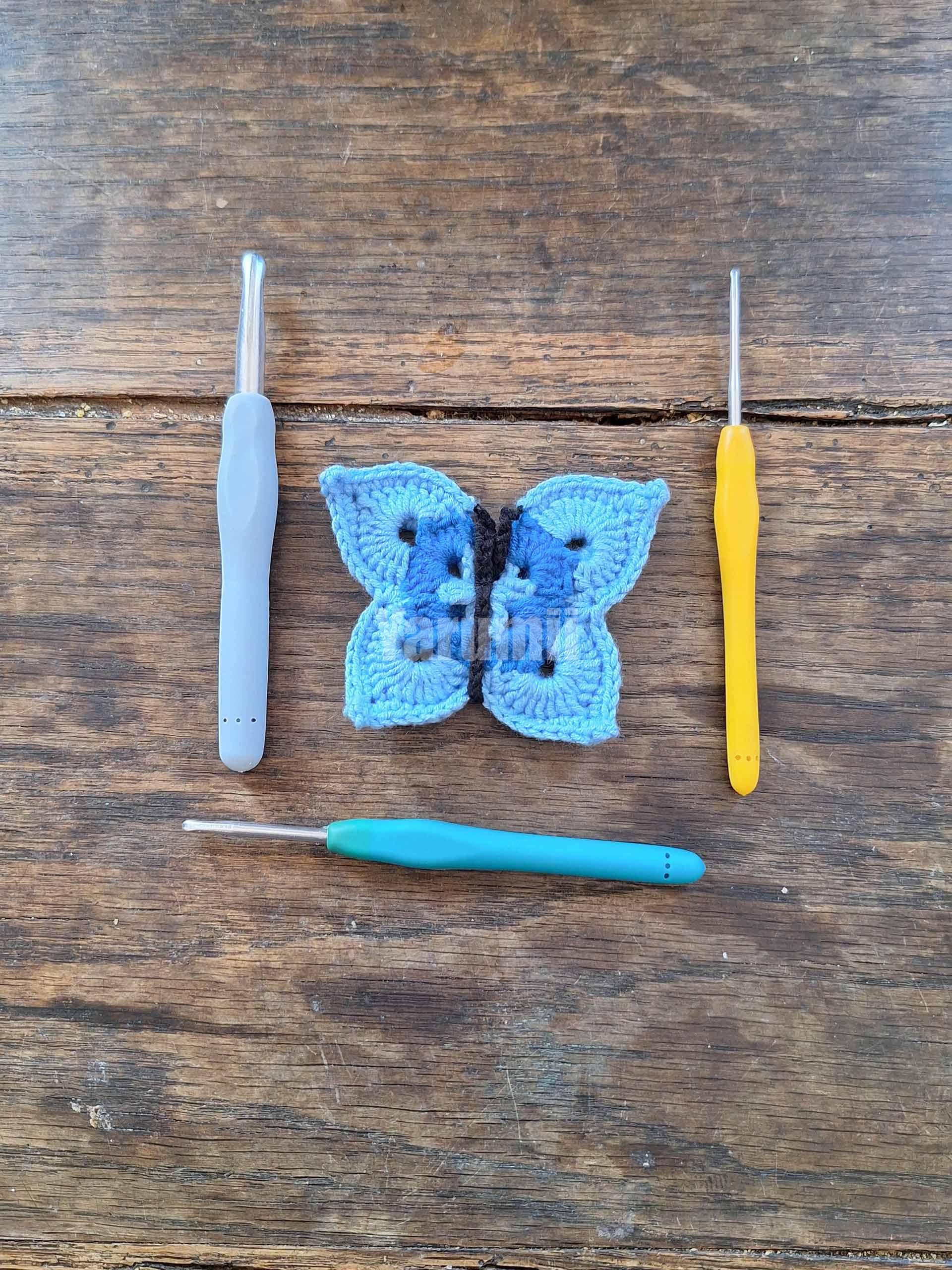 Papillon (bleu) au crochet - Création Yarumii Papillon (bleu) au crochet - Création Yarumii