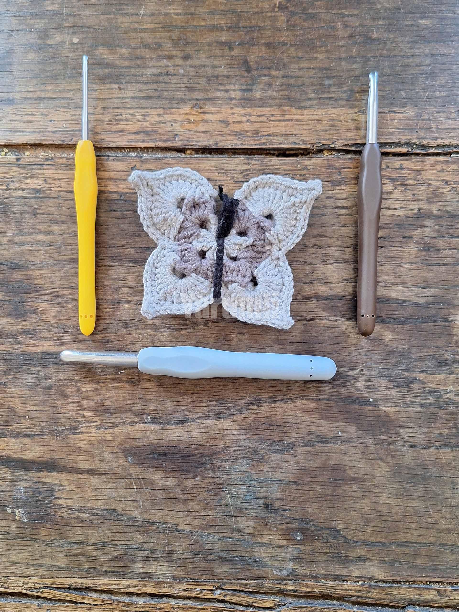 Papillon (gris) au crochet - Création Yarumii Papillon (gris) au crochet - Création Yarumii