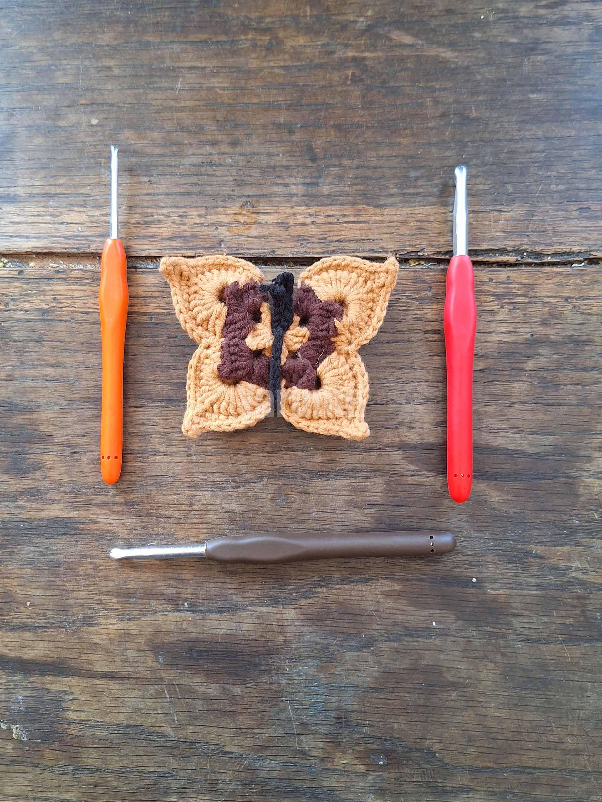 Papillon (marron) au crochet - Création Yarumii Papillon (marron) au crochet - Création Yarumii