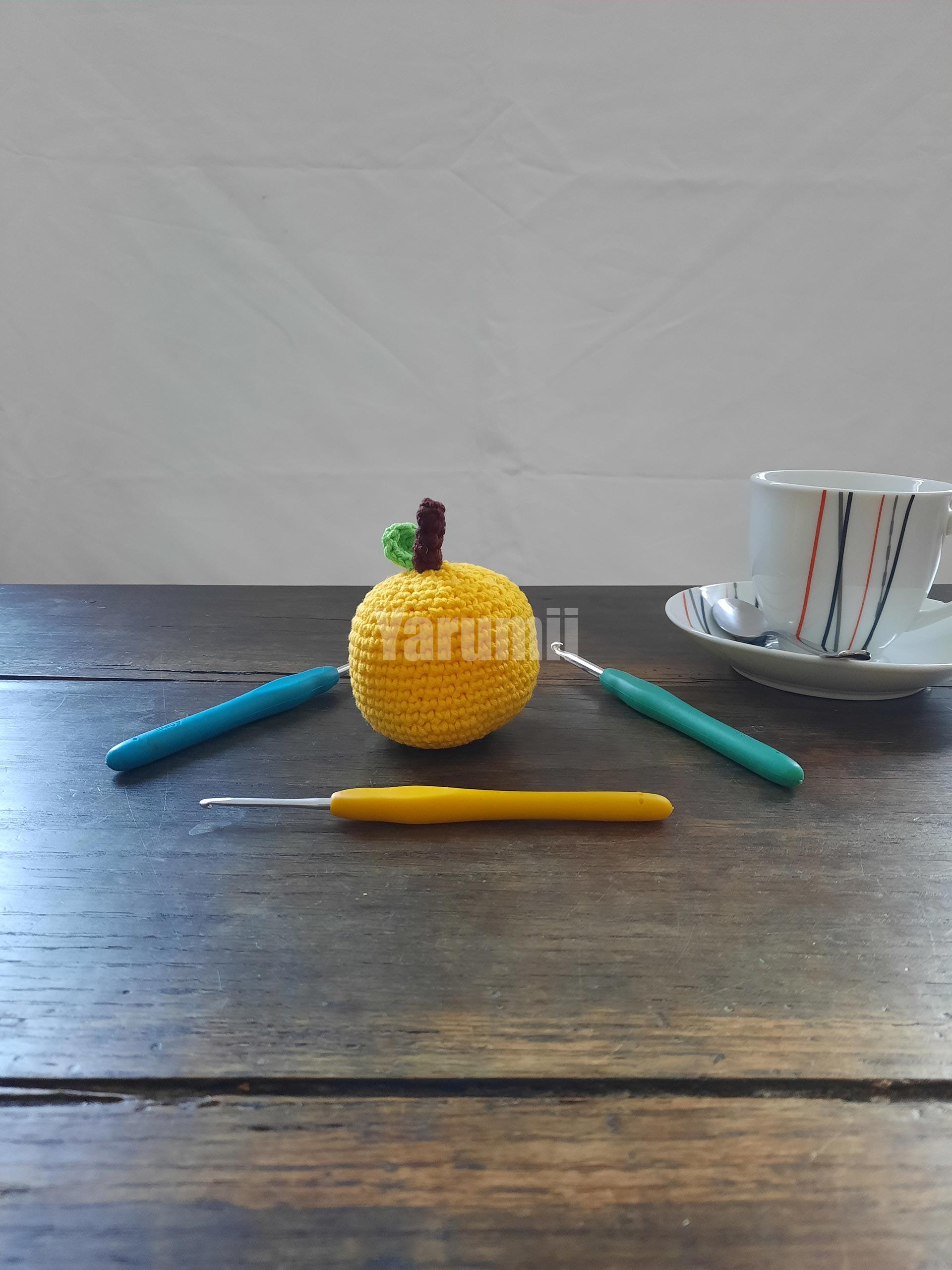 Pomme (jaune) au crochet Pomme (jaune) au crochet - Création Yarumii