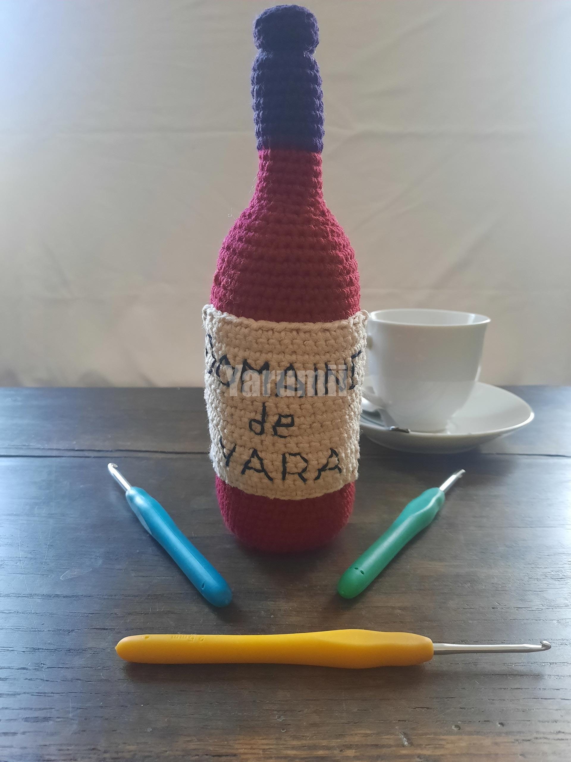 Bouteille de vin (rouge) au crochet - Création Yarumii