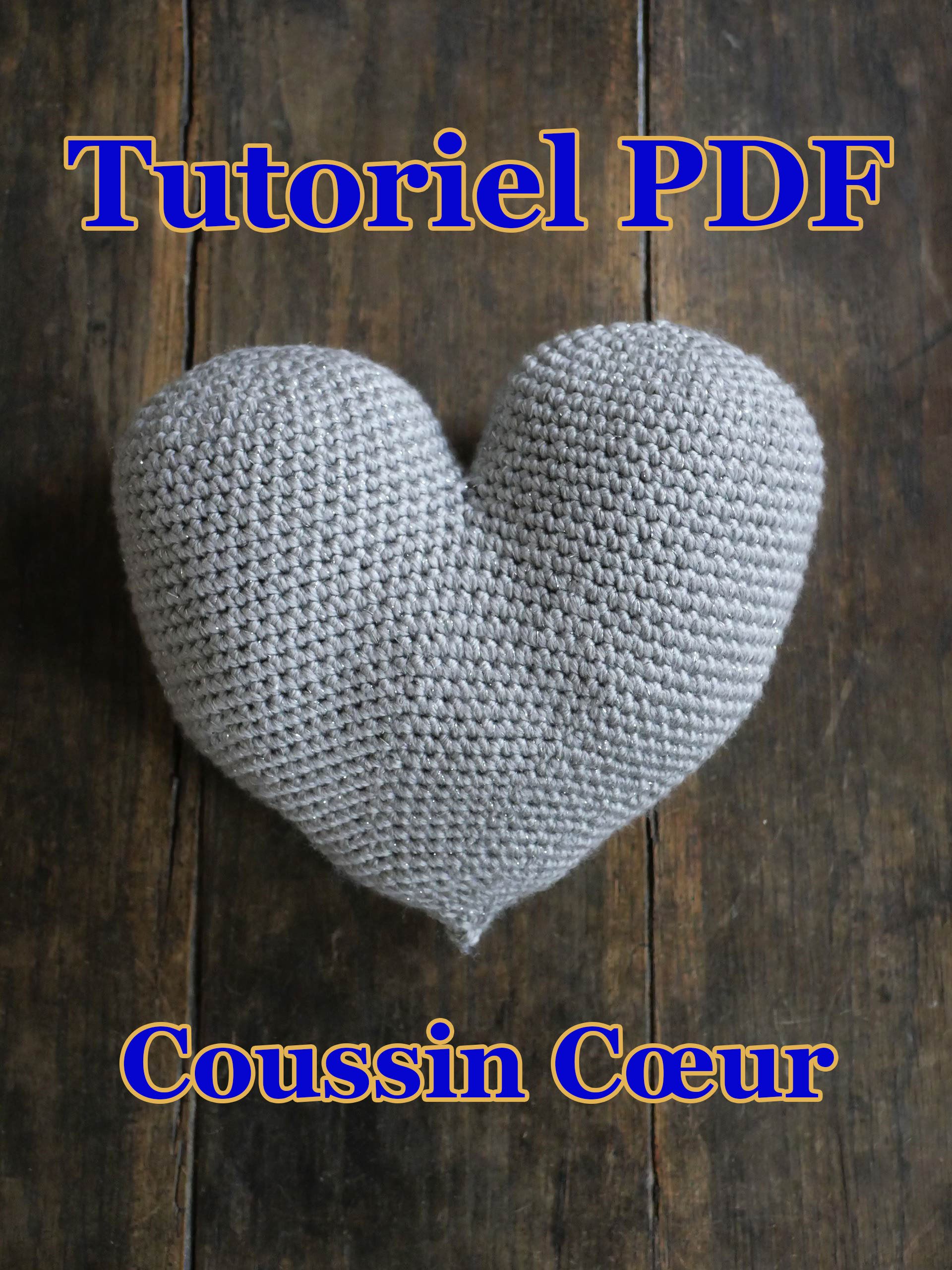 Coussin en cœur gris au crochet